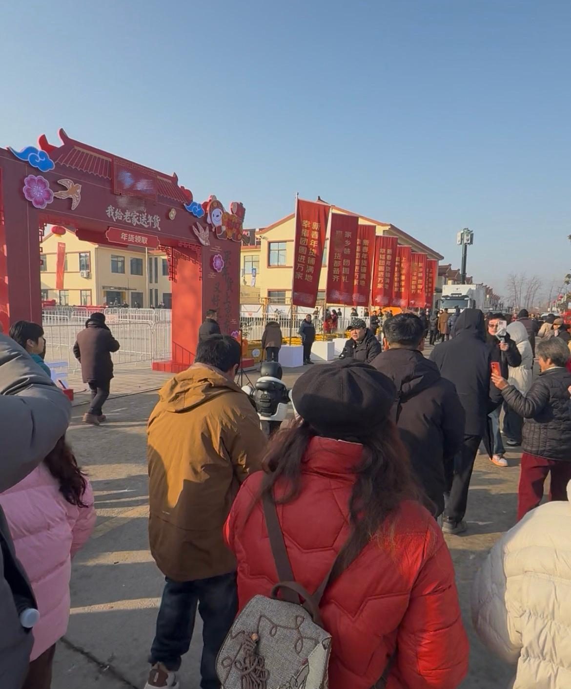 第一批回村的机器人在村里教太极对光明村的机器人甘拜下风了，这太极打的大爷大妈们看