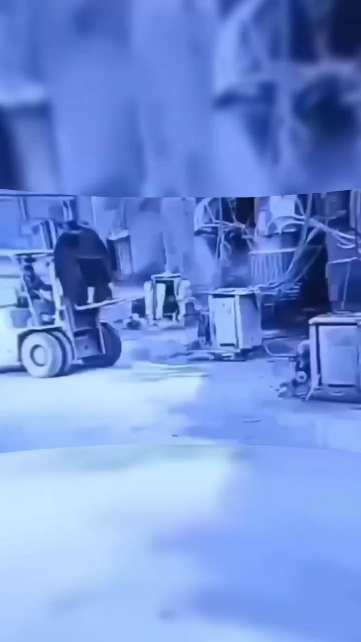 第一次摔落，第二次碾压。