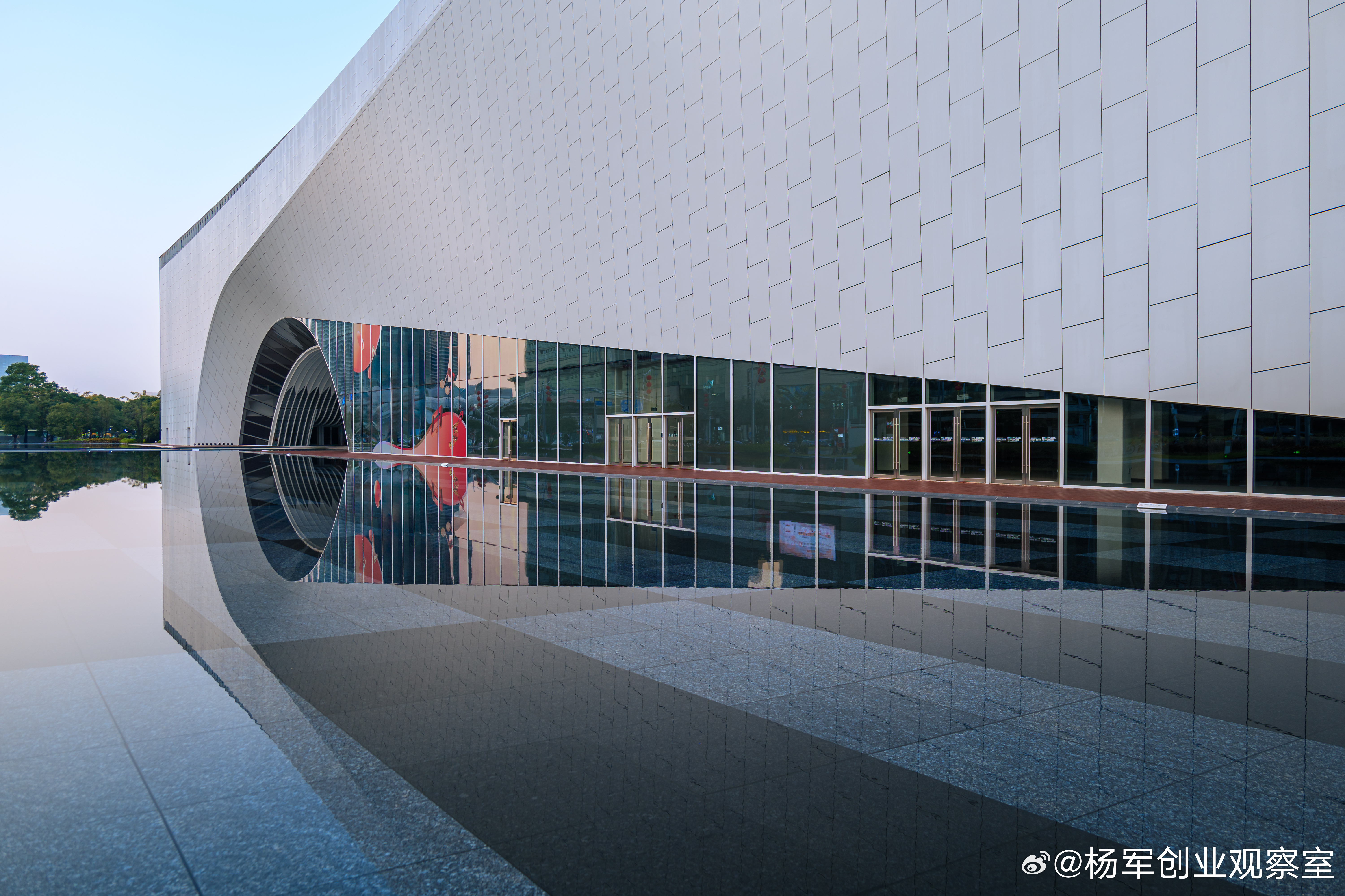 没法弄了，我的产品了出来，竞争对手就9.9包邮！一个新产品，想在功能上创新有优势