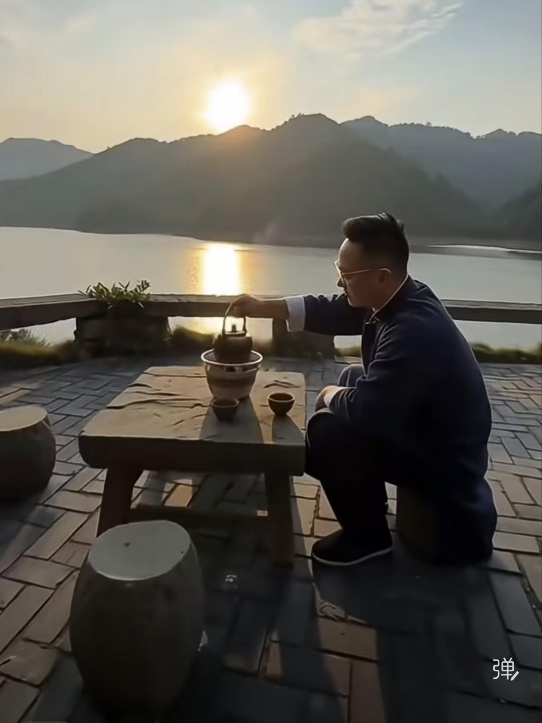 山坡羊·品茶悟人生
浮生如海，
山川行迈，
固执才是心中碍。
莫徘徊，过层崖，