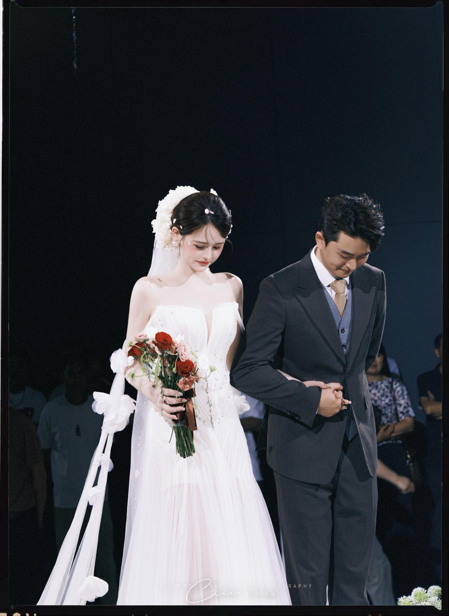 咱也是参加过爸爸妈妈婚礼的宝宝了呢。