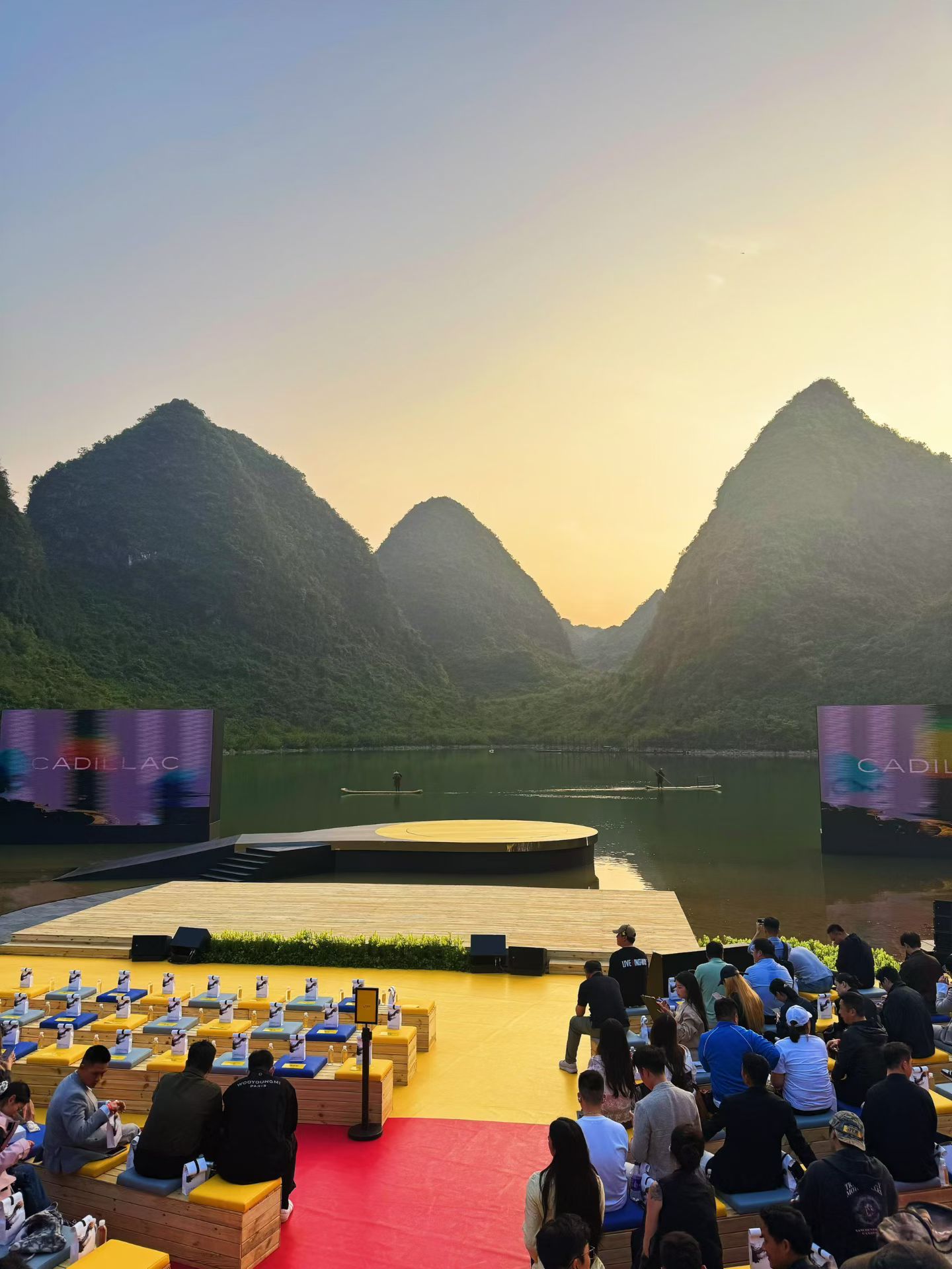 这个发布会真的会选址啊，人在画中游，心随仙气漂。 