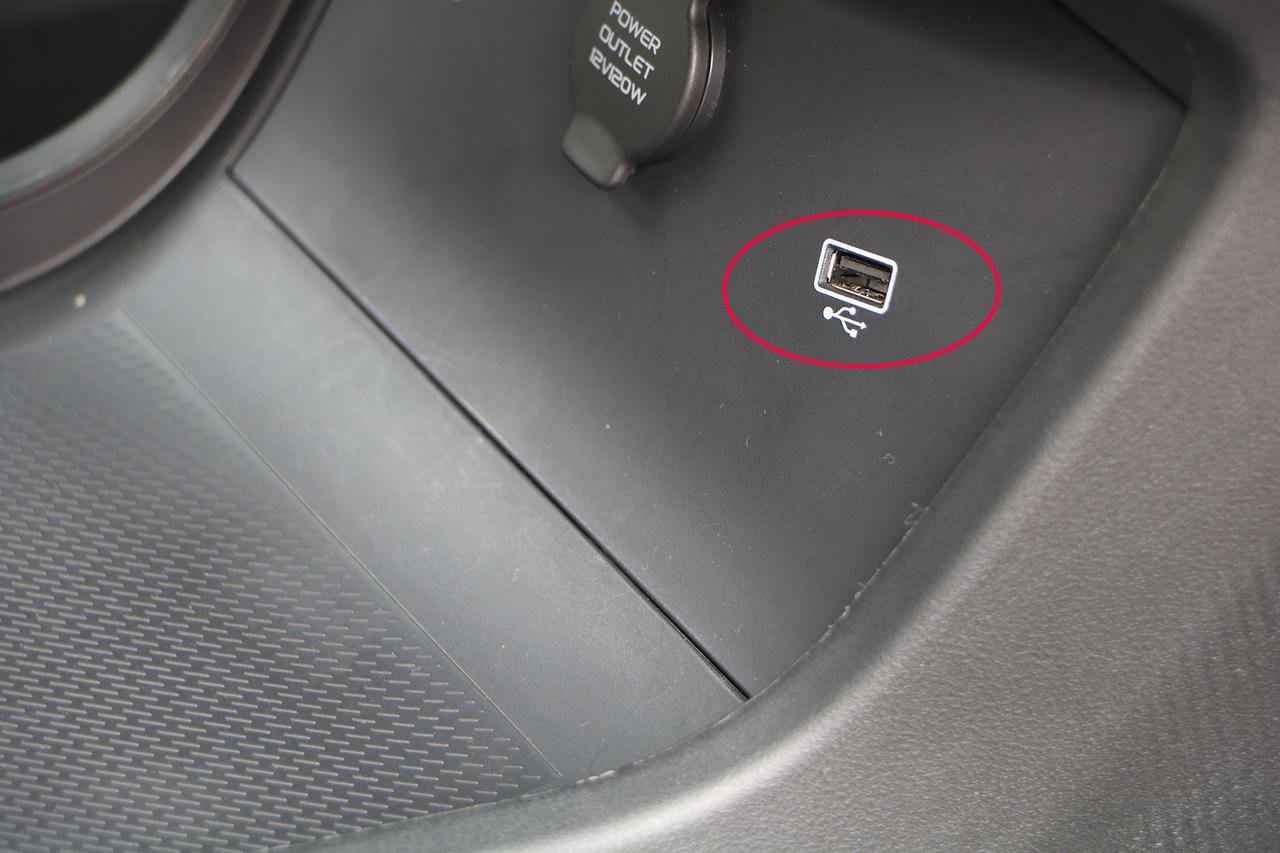 银河M7中控下方的USB接口是斜着的，用起来方便一些，这种规整向实用转变的小设计