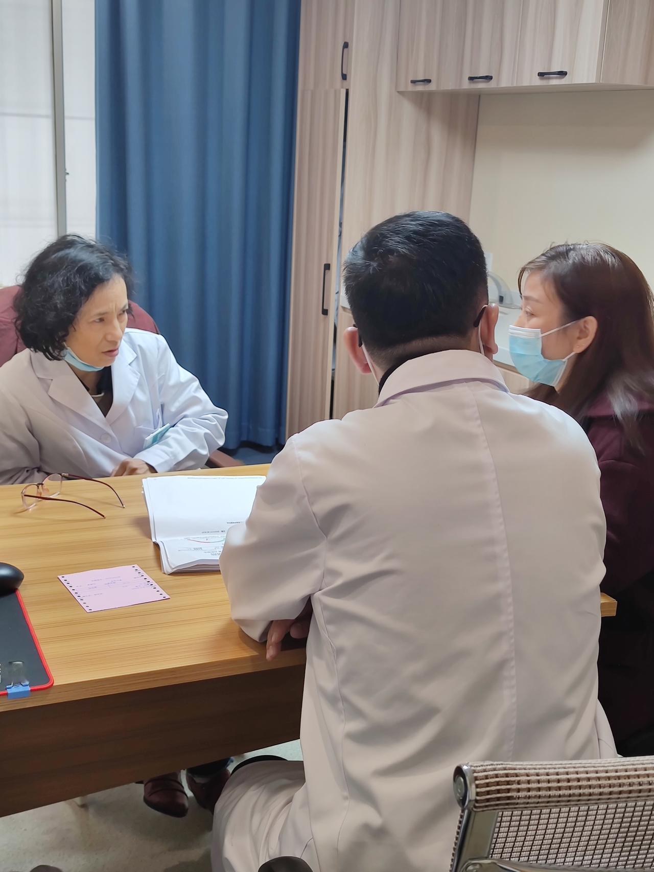 “摊上这妈不被逼亖算好了！”初二女孩患抑郁症，多次出现自 残。但孩子妈觉得女儿是