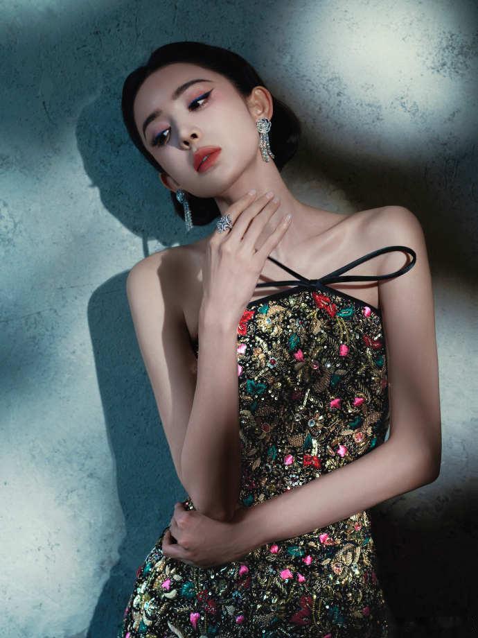 娜扎我真叹服了娜扎人怎么能美成这样随手一拍即是惊艳，娜扎这个随拍质感在线，明艳大