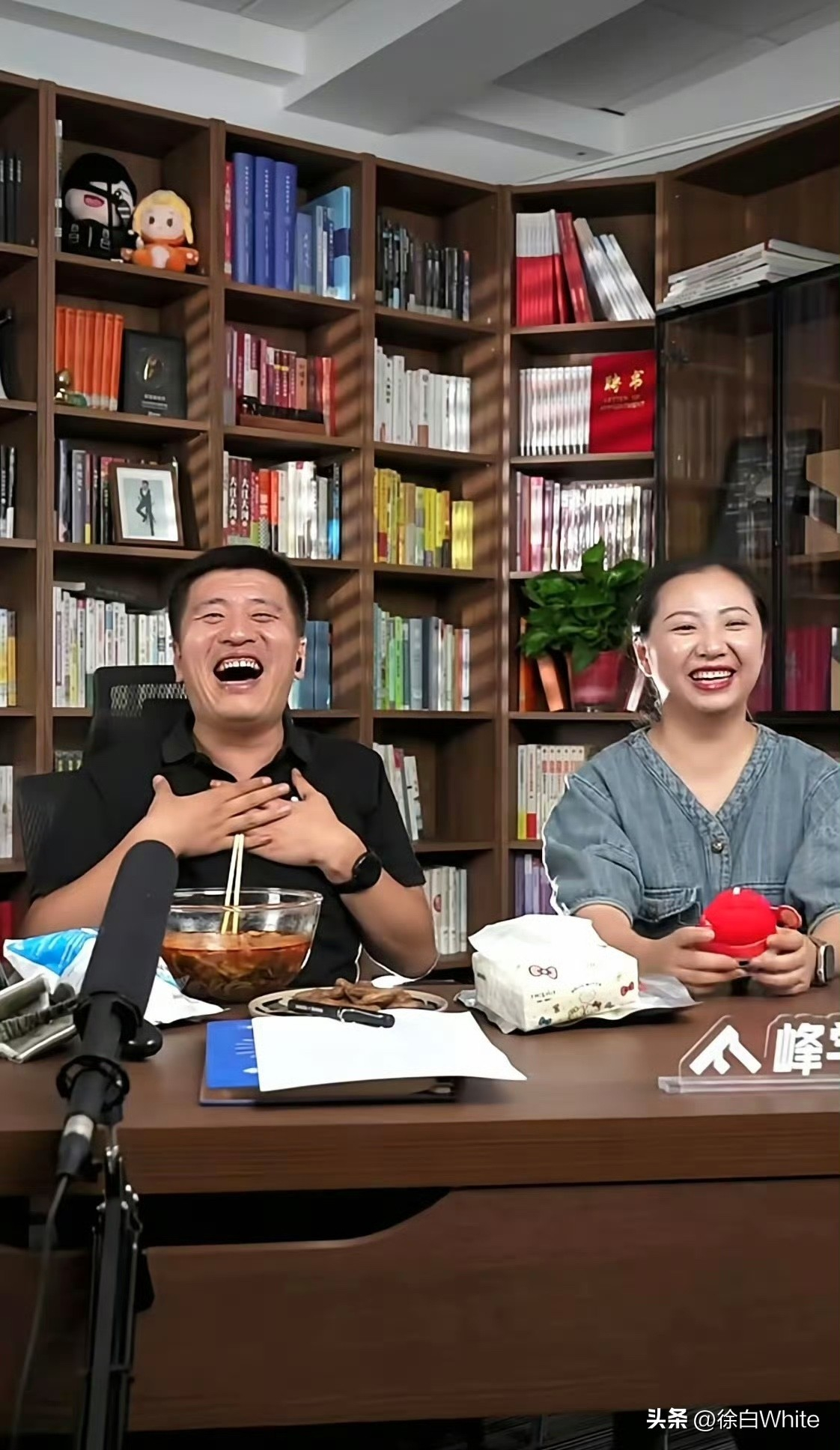 万霞发文悼念张雪峰！昨天为张雪峰站完最后一班岗，万霞在朋友圈发文悼念张雪峰，“告