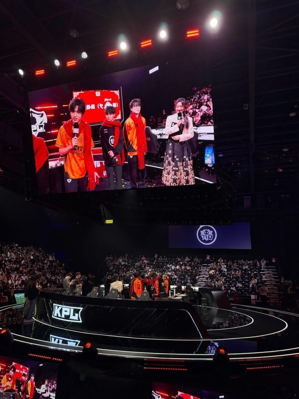 【花絮】瓜友速报 一雪也是今天生日，赛后互动钎城祝了一雪生日同乐 