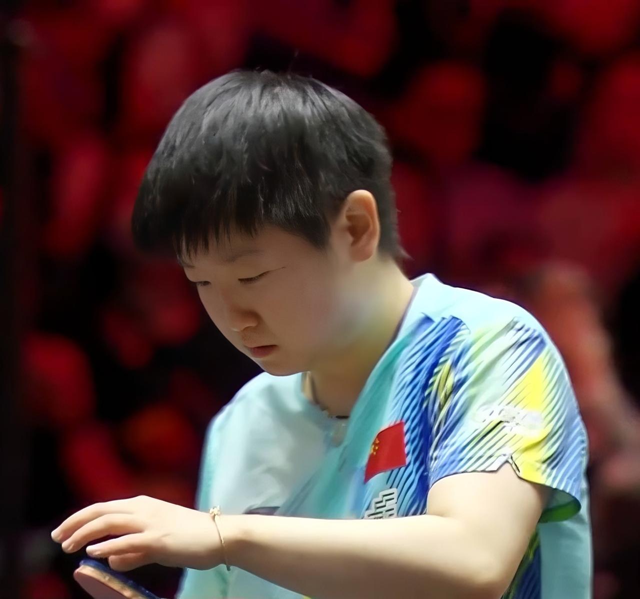 孙颖莎什么都没有做，
只是站在球桌旁，
等待对方发球，
却被主裁判罚了一张黄牌，