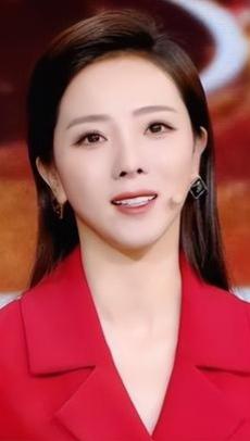 李思思，1986年生于吉林长春，北大新闻传播学院硕士，原央视综艺频道主持人、节目