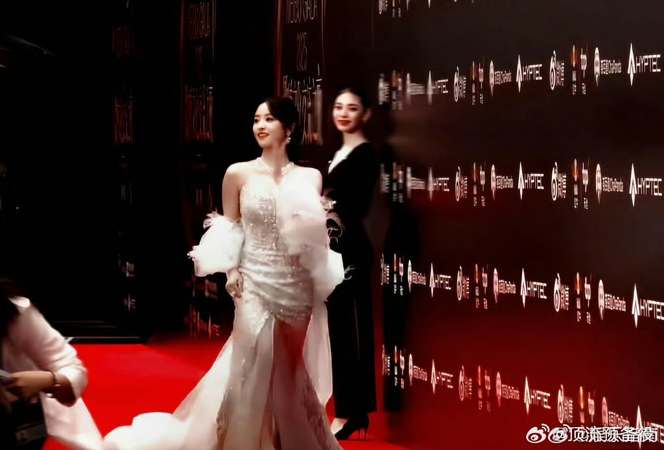 沈月走红毯来喽！还得是咱们中国女人，如此明艳动人的沈月好美！ ​​​