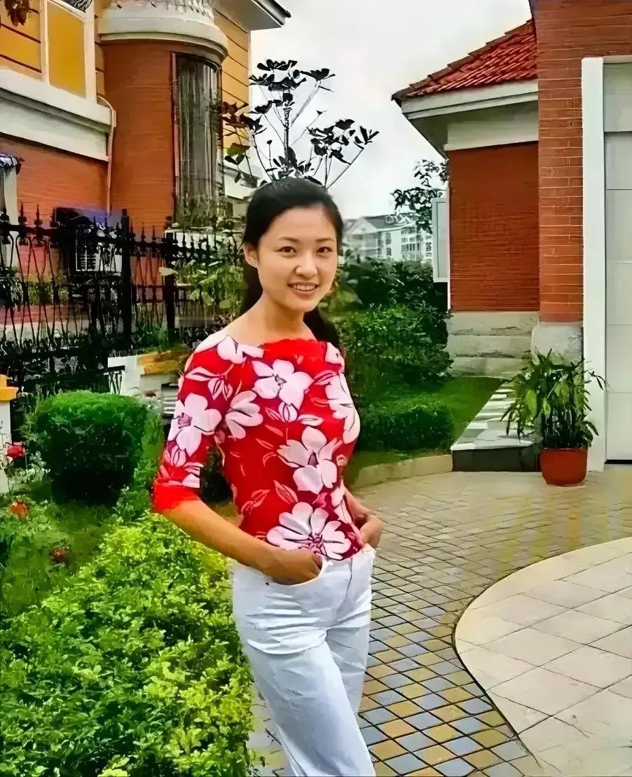 ·这是90年代的周涛，正值青春年华，清秀的脸庞，明亮的大眼睛透着自信与从容，亭亭