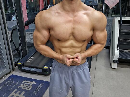 肩膀终于抛出来一点点