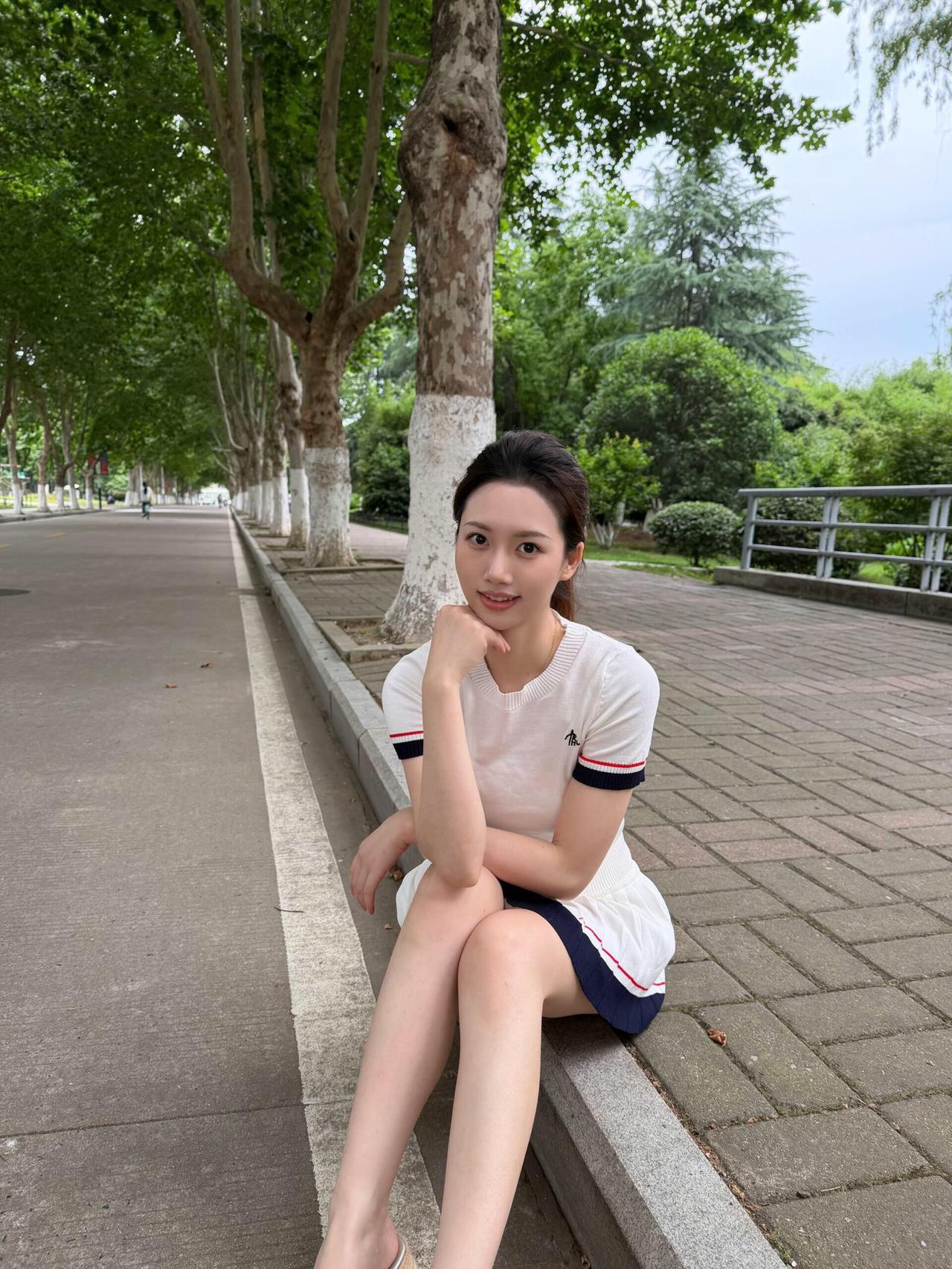 运动系美女真的特别有活力，
不需要瑜伽裤，照样能秀出完美身材。