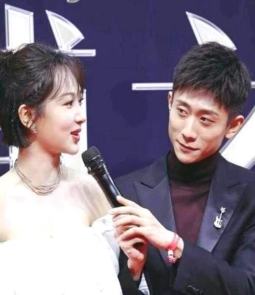 节目里那句“你是不是偷偷喜欢我很多年”，一抛出来，空气都跟着热了。
张一山没接梗