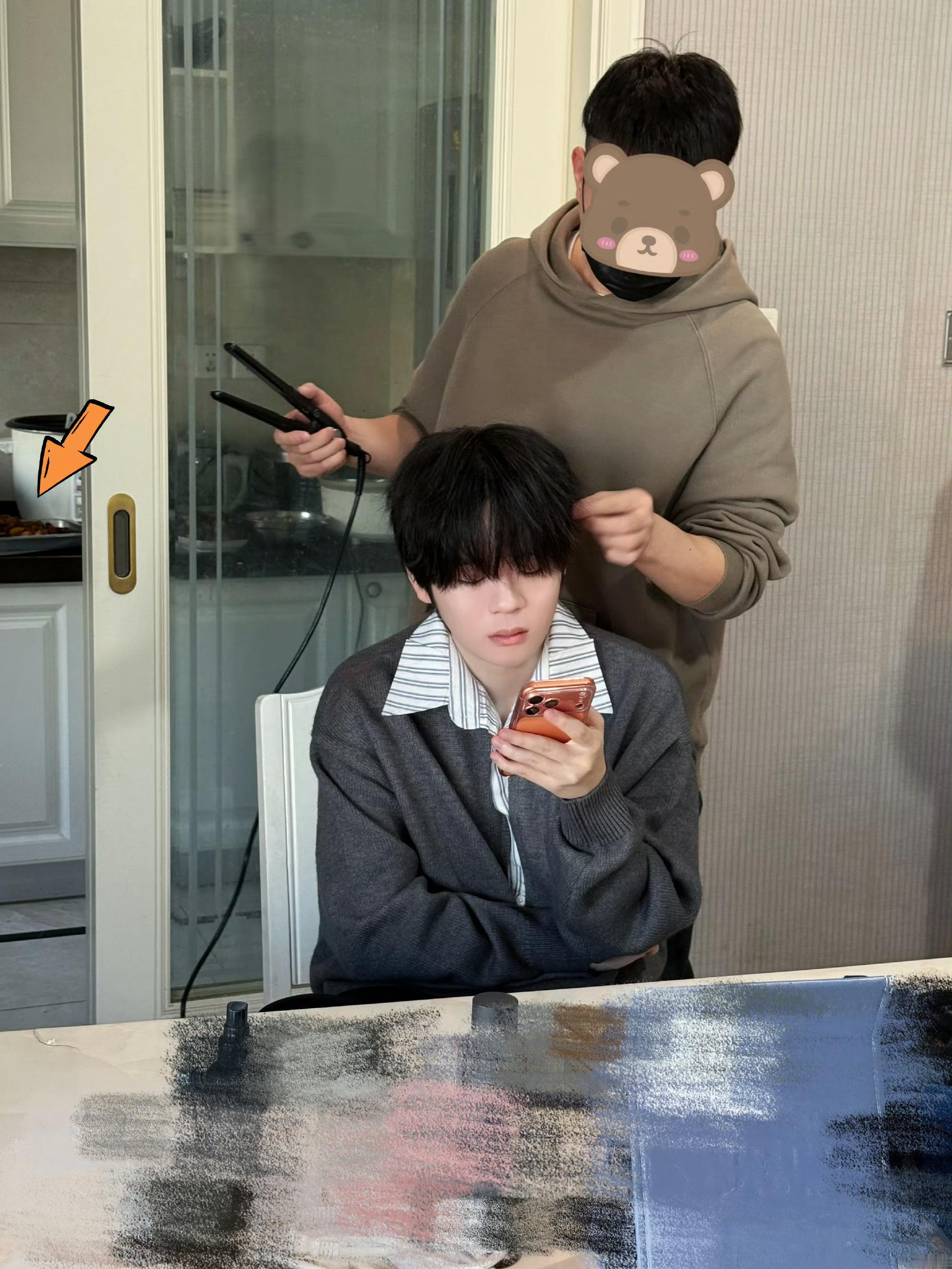 强忍饭香香做造型的c宝 