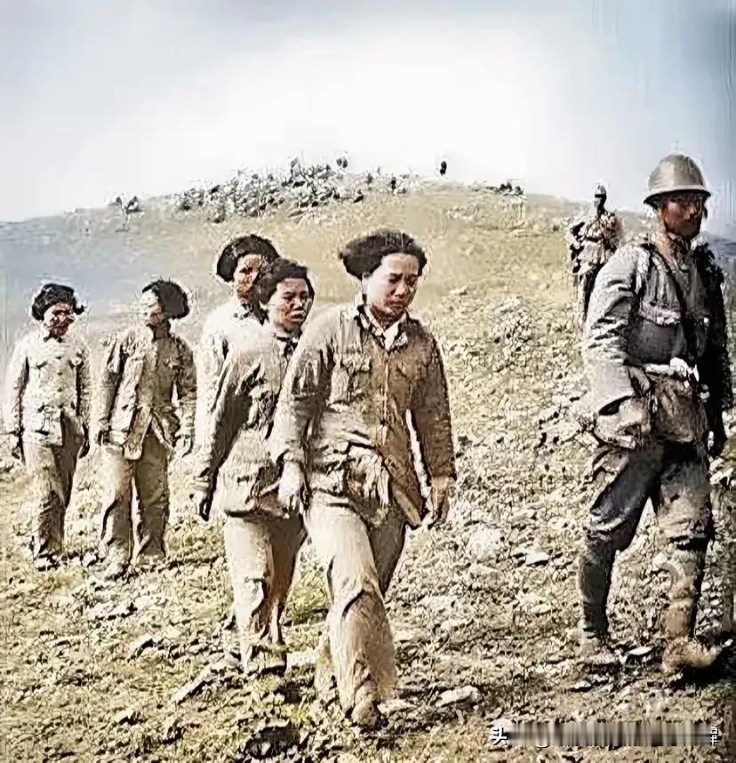 这是在抗战期间，我国几名女子被日军俘虏的相片。
从发黄的照片里，可以看到她们都很