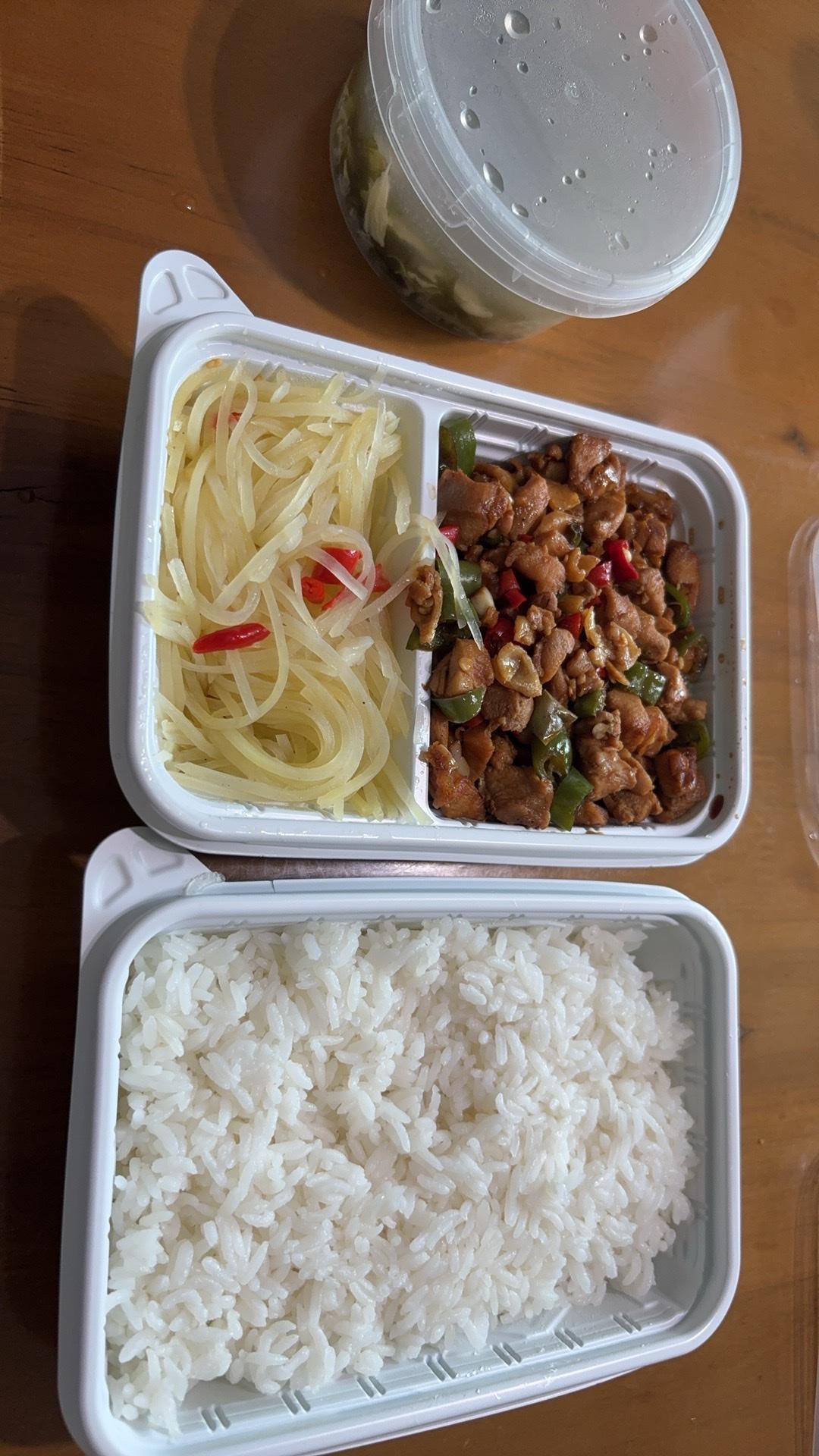很久没点外卖了，一个人吃饭，不想做，
点了份外卖，
才知道现在的外卖竞争太激烈了