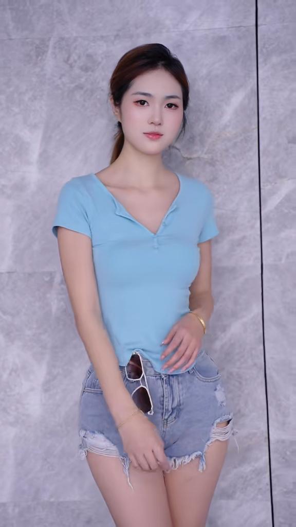 牛仔短裤穿搭分享，YYDS。分享美图，共享美好 温柔系小姐姐的穿搭 |超好看的小