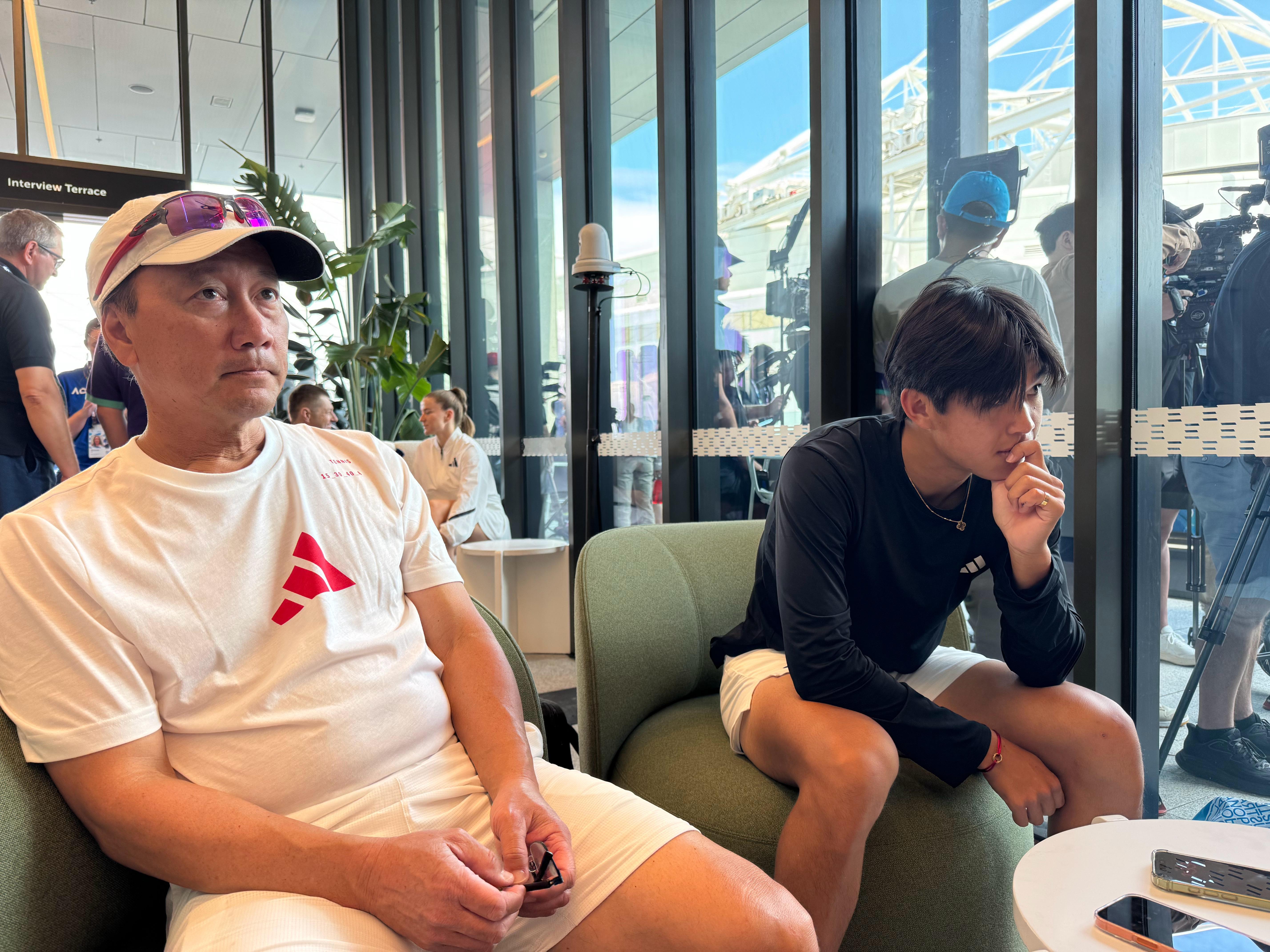 澳网media day，采访了勒纳·钱和他的教练张德培。勒纳·钱的网球天赋在青少