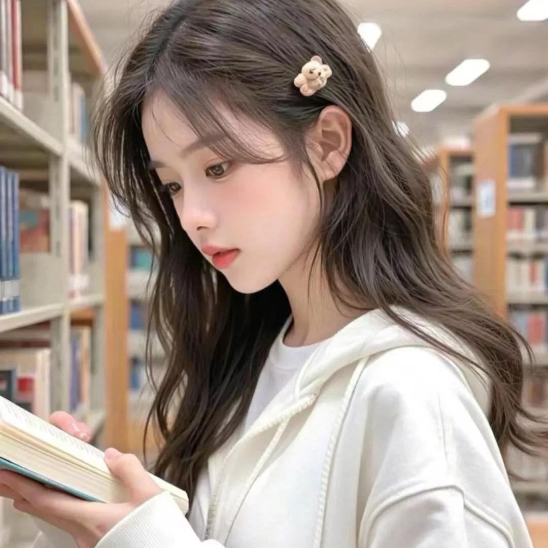 在图书馆静静翻阅书页，享受知识带来的宁静。读书 图书馆 看书 看书的时刻开始 读