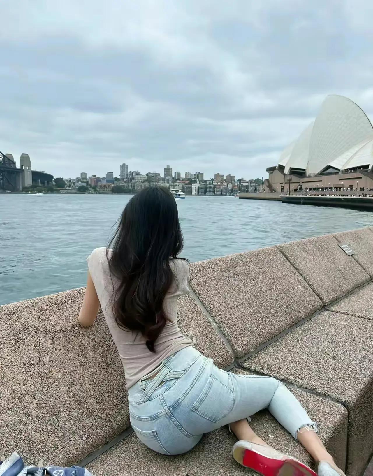 望海的牛仔裤美女