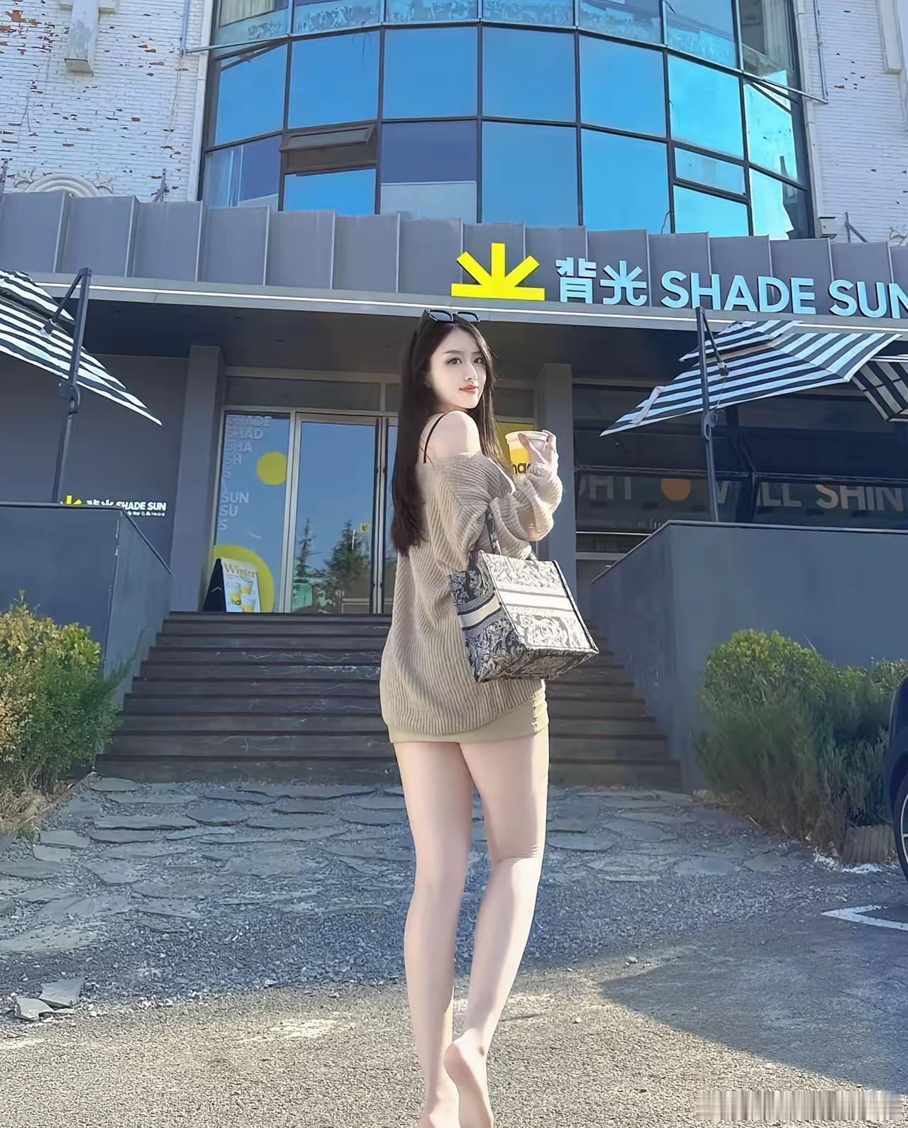 这就是那种让人忍不住想多看两眼的“街拍风”大片。