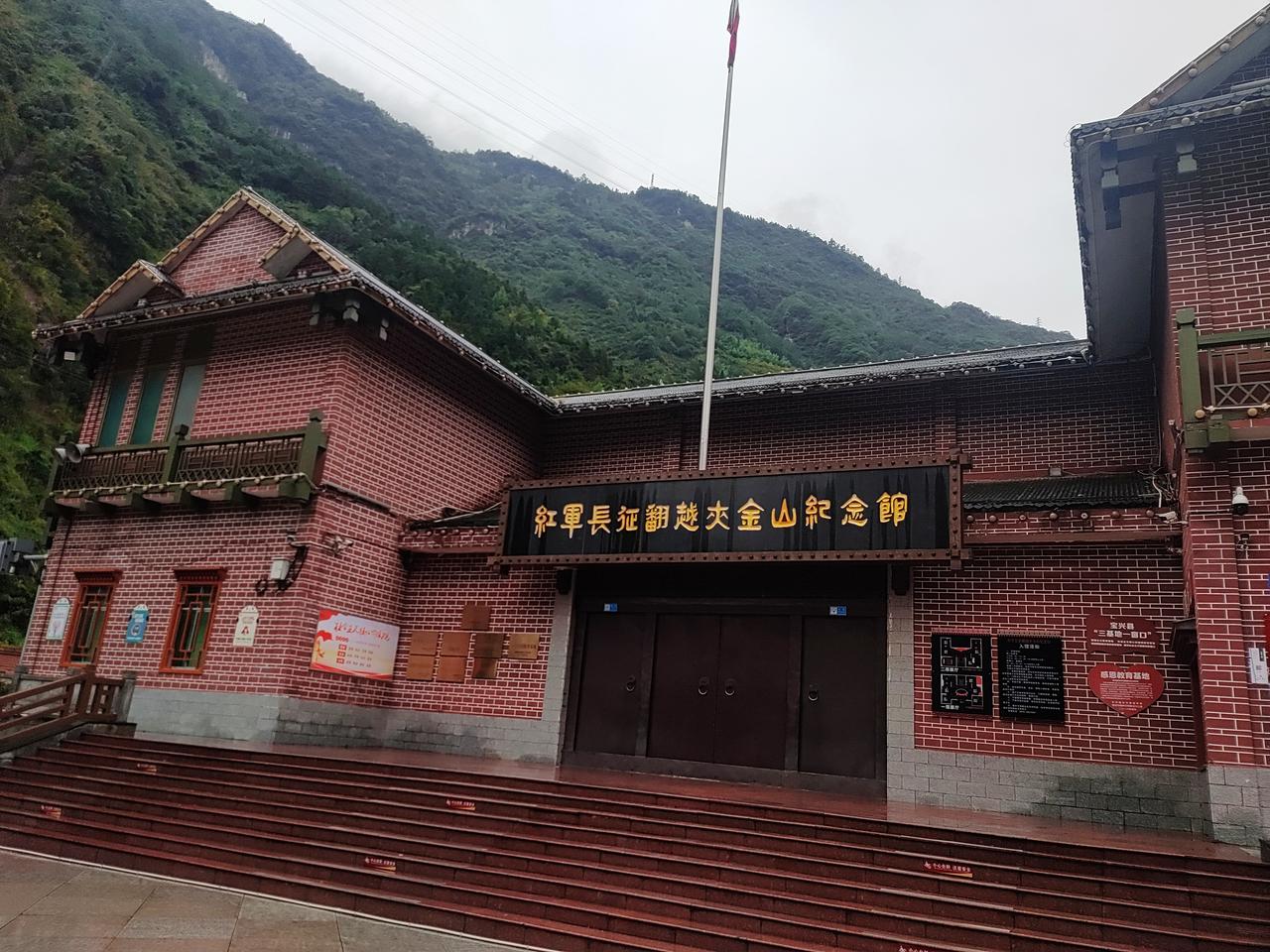 这两天追剧《伟大的长征》，镜头扫过皑皑雪山，瞬间勾起去年去往宝兴夹金山的记忆。