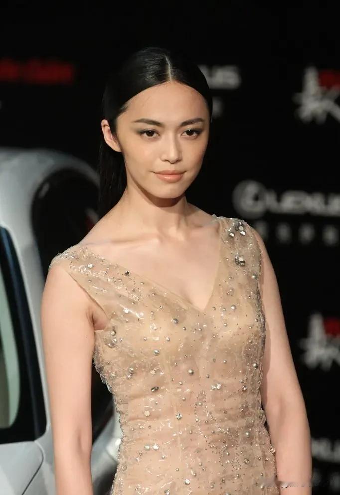 姚晨因力挺争议电影《监狱来的妈妈》，在社交媒体拉黑大批提出事实性质疑的网友，引发