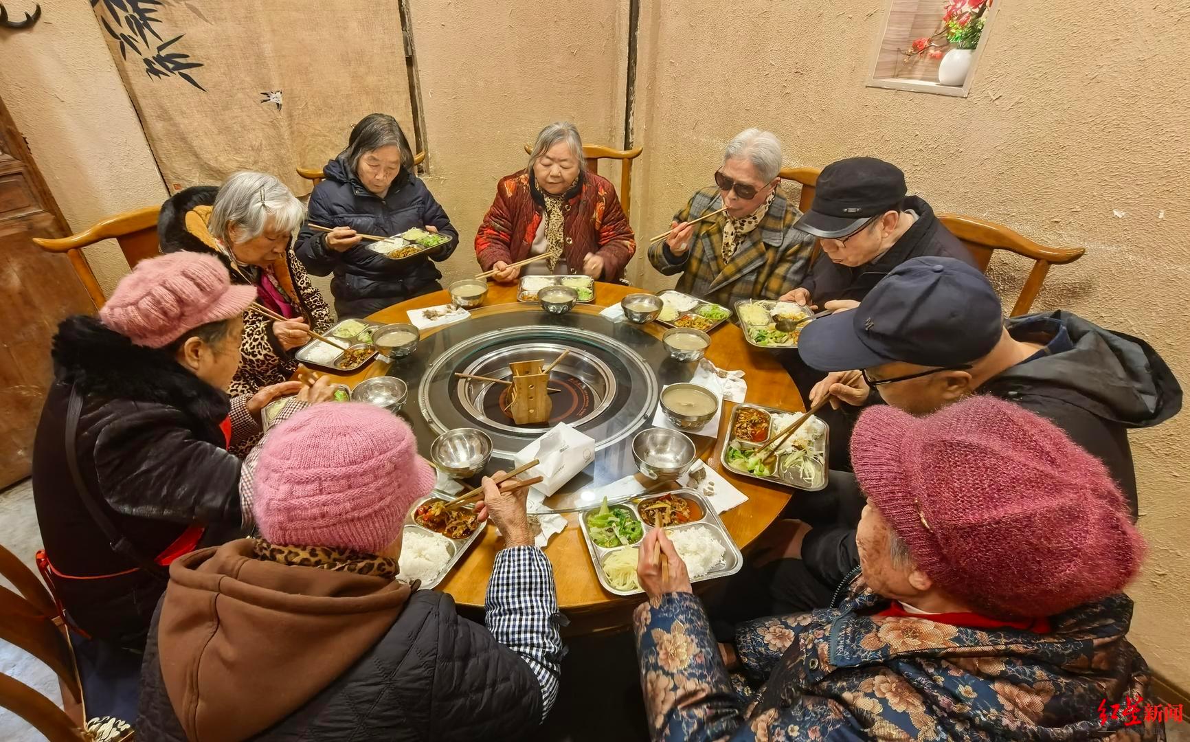 【#一食堂超80岁独居老人吃饭每餐1元#】“炒鱼香肉丝、炒青菜、炒土豆丝、炖冬瓜