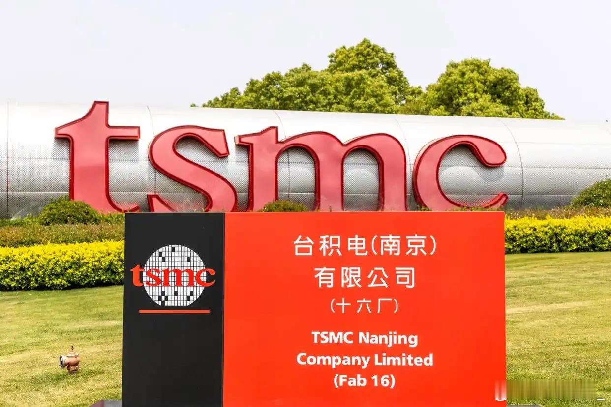 近日外媒消息显示，台积电当前先进封装产能已被全额预定，其中英伟达一家便占据超半数