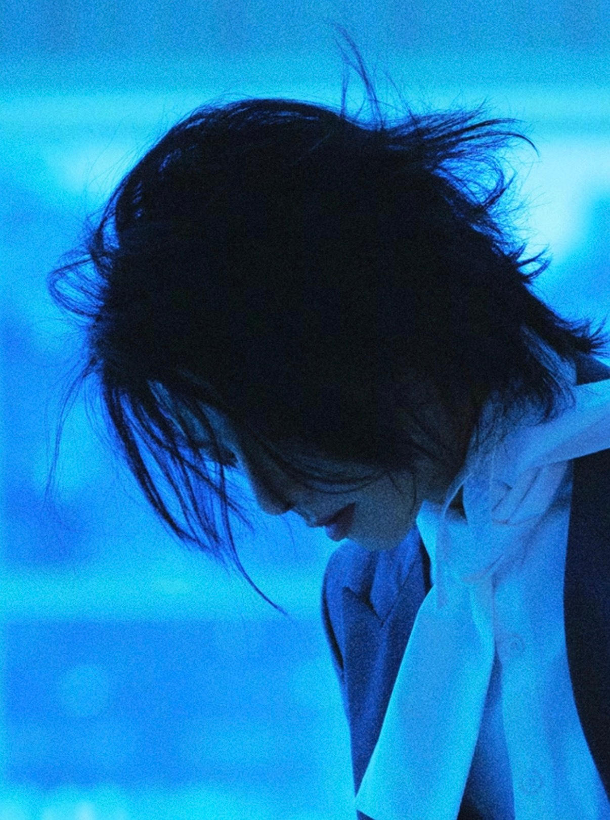 嘶 