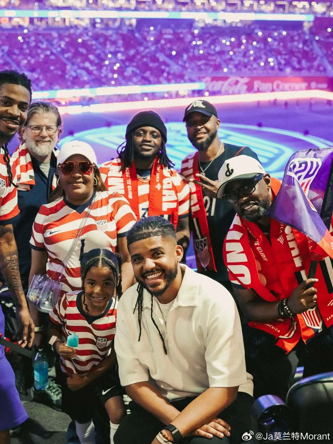 莫兰特和家人朋友一起观看美国vs葡萄牙国际足球友谊赛。莫兰特nba