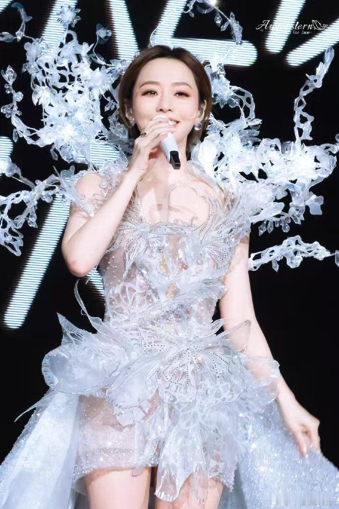 张靓颖精灵战袍 哇塞！张靓颖精灵战袍太绝！红丝带舞美中，她一袭新装，温柔尽显，身