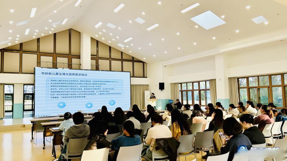 【托幼机构健康服务提升行动现场会举行】近日，由区教育局、卫健委主办，实验幼儿园城