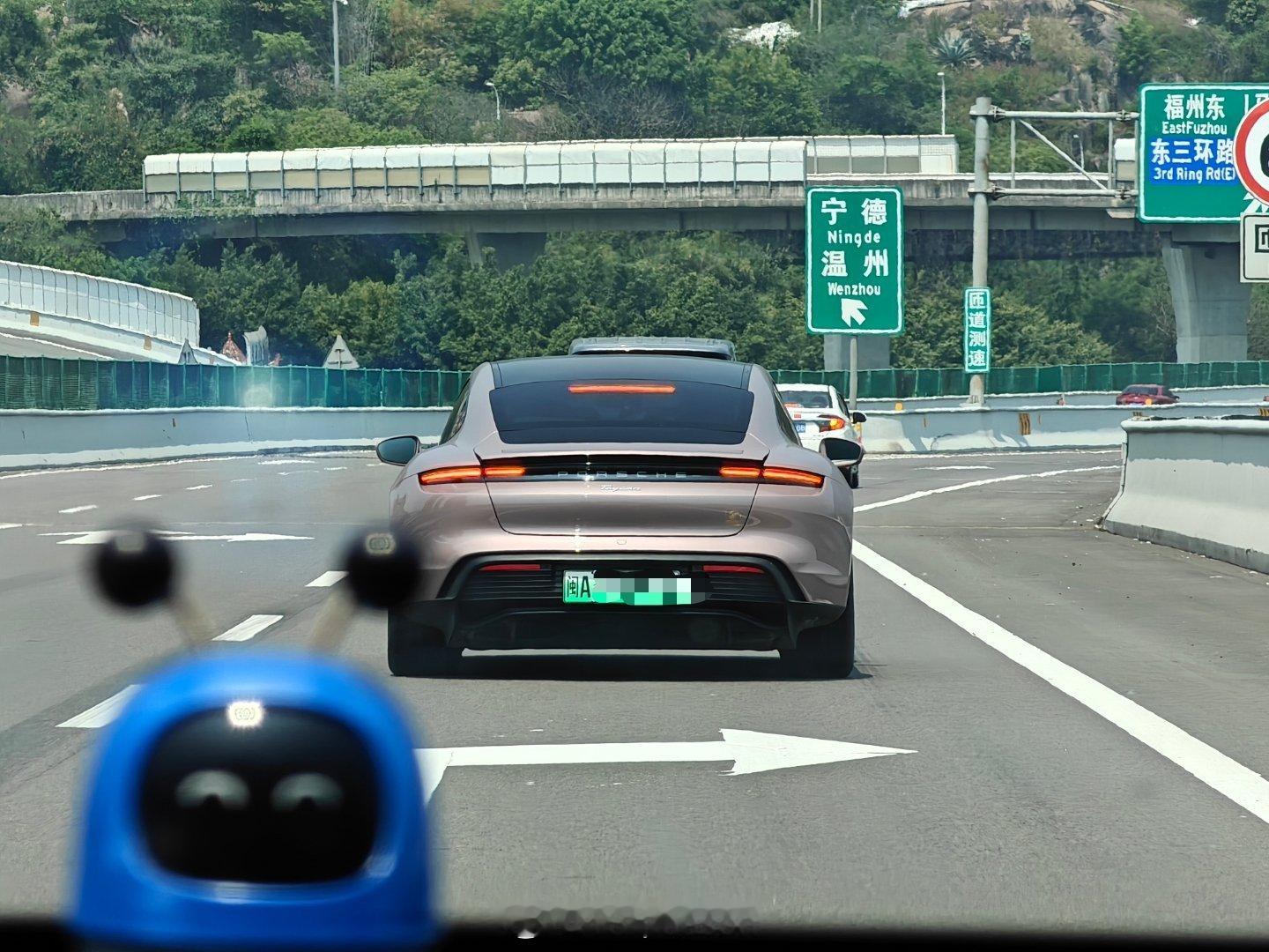 完蛋了，现在一看到 Taycan 就会想起小米 SU7… ​​​