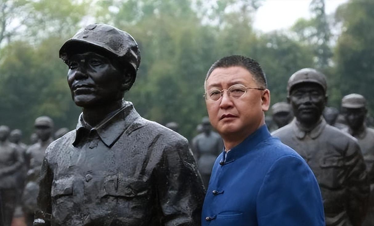 很难想象，这个2018年光脚坐在火车站的男人，曾经是位副市长，在即将升任正厅市长