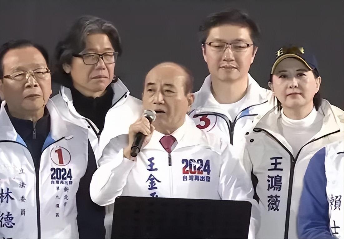 国民党正副候选人侯友宜、赵少康今晚在新北板桥举办选前之夜。前“立法院长”王金平致