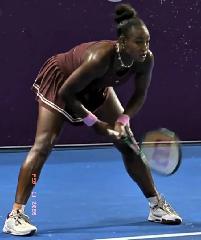 郑欣文第二盘3-6输了。大比分1-1平。比赛进入决胜局。
双方拼发球，郑欣文明显