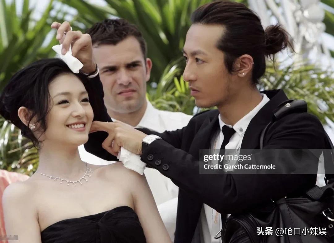 这是少数可以摸大S头发的人，也算是过命的交情了！

大S合作了20来年的化妆师—