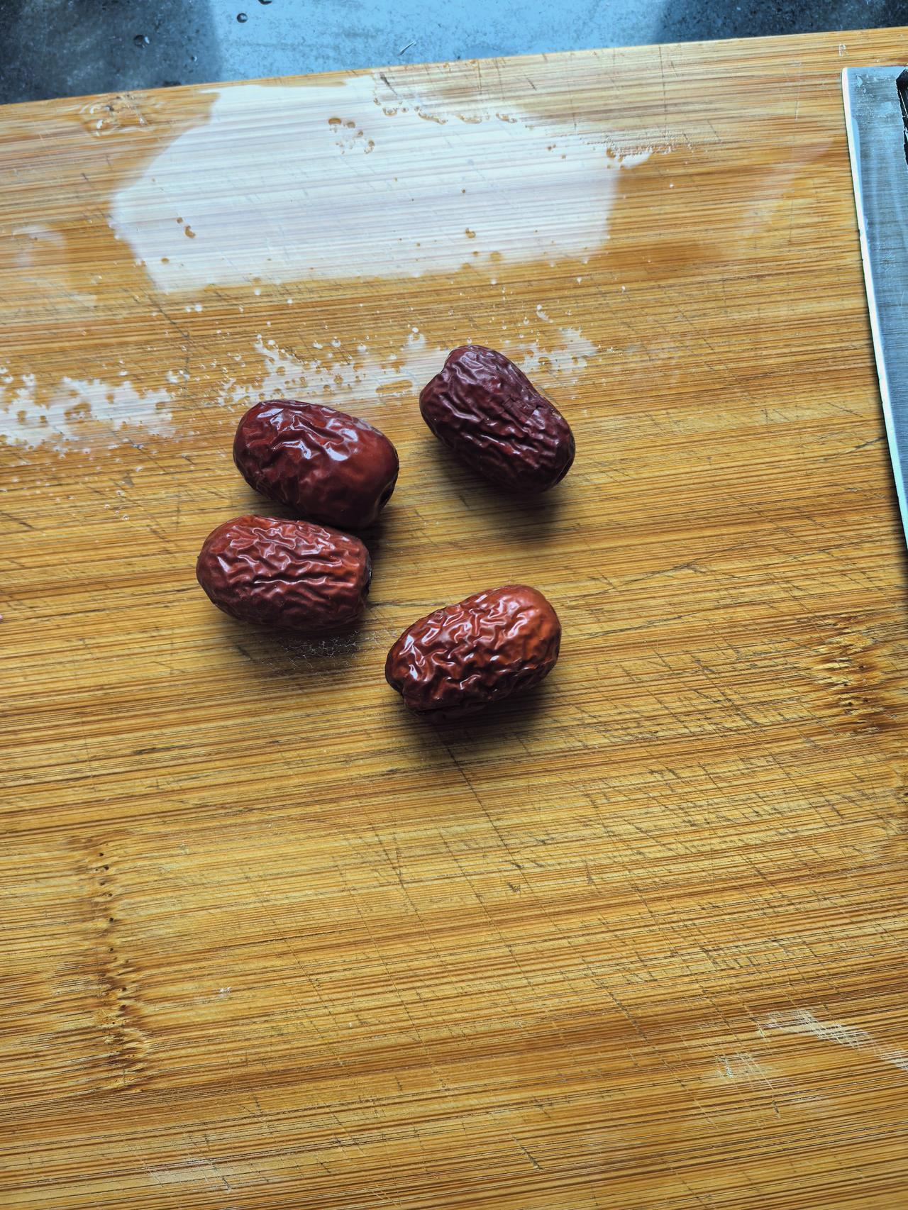 红枣泡水喝，是切开好？还是整个放进去好？
有没有专家给指点一下，谢谢！
[作揖]