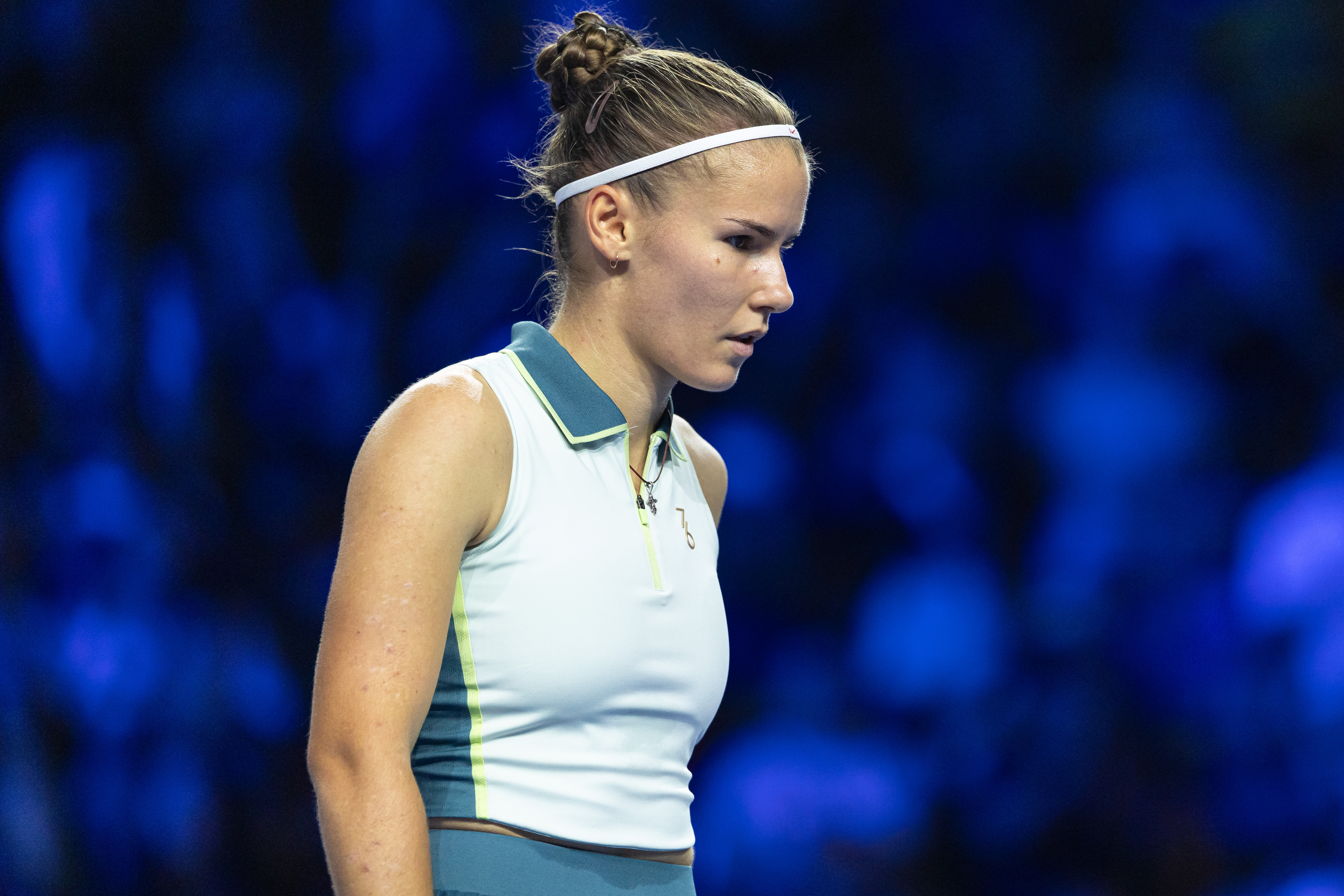 WTA500新加坡站，普罗佐洛娃因头部受伤退出单打半决赛。她的对手吉布森不战而胜