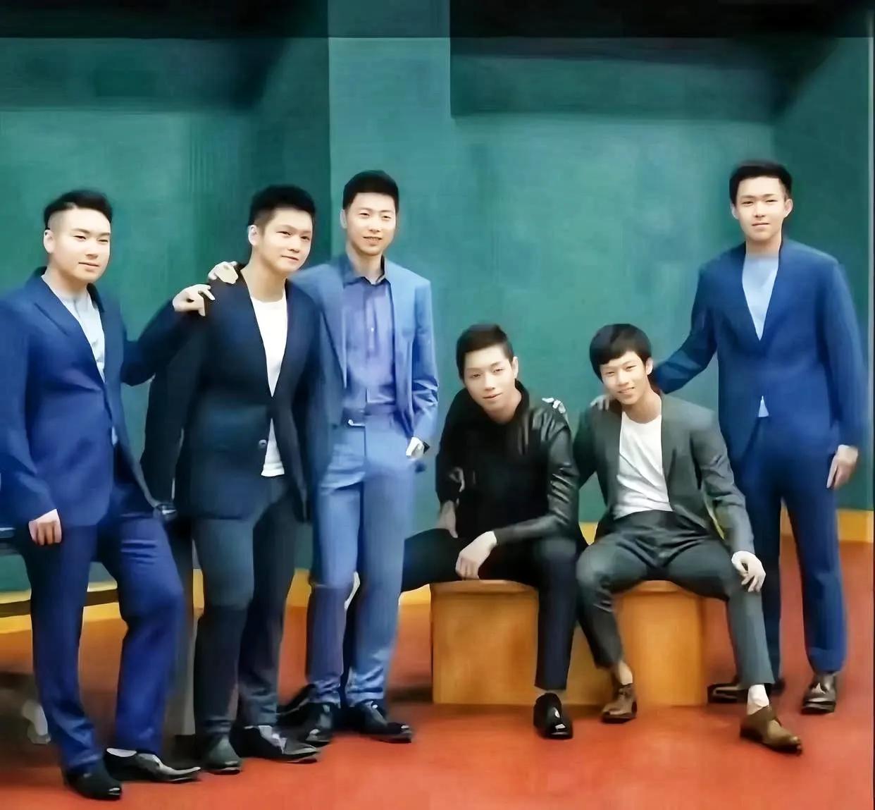 一张少见的中国男乒梦之队，凹着造型透着时尚气息的合照！
除了马龙樊振东许昕，其他