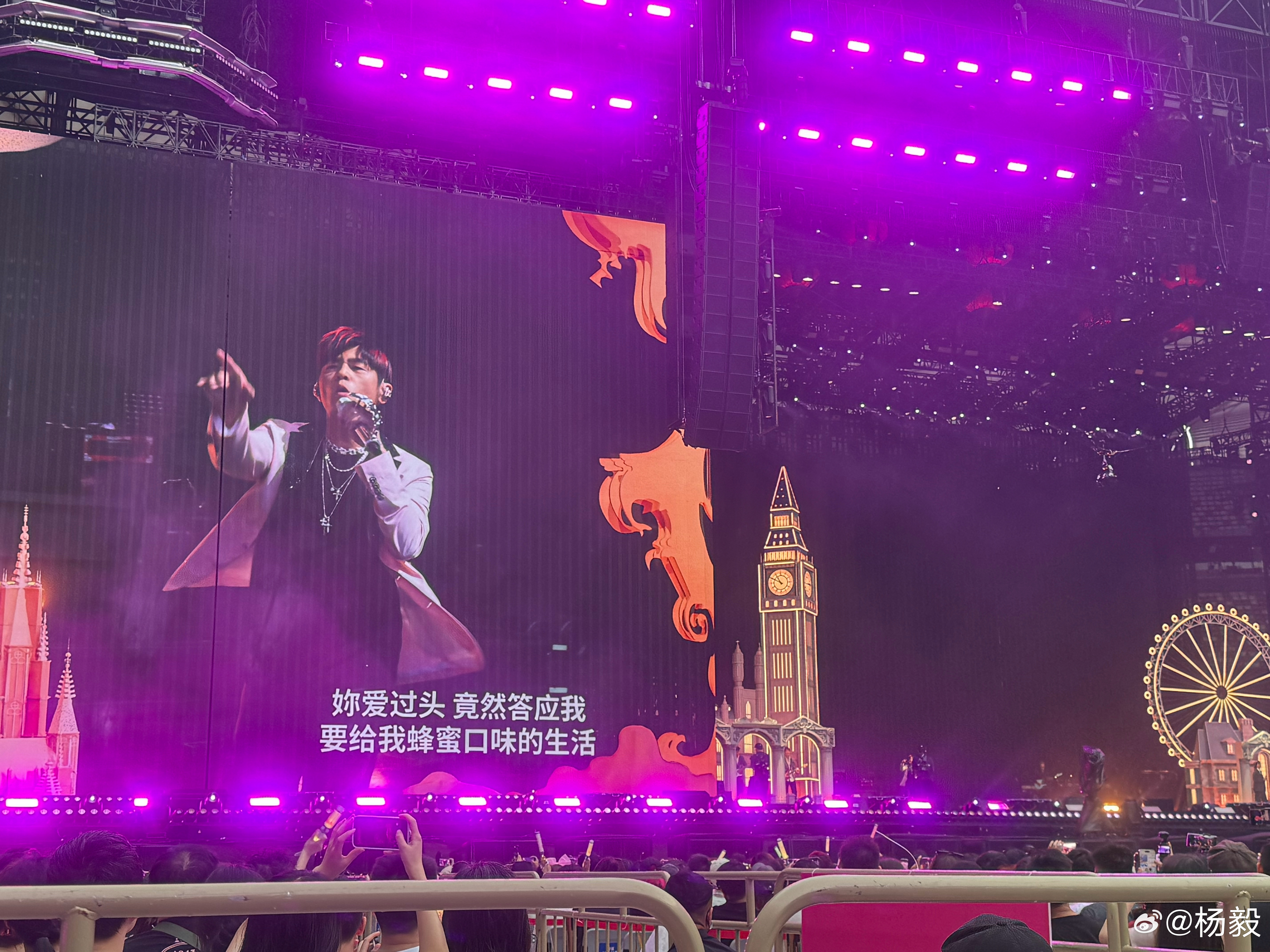 全家出动看伦哥！洪老师跟着唱着唱着就哭了！ 