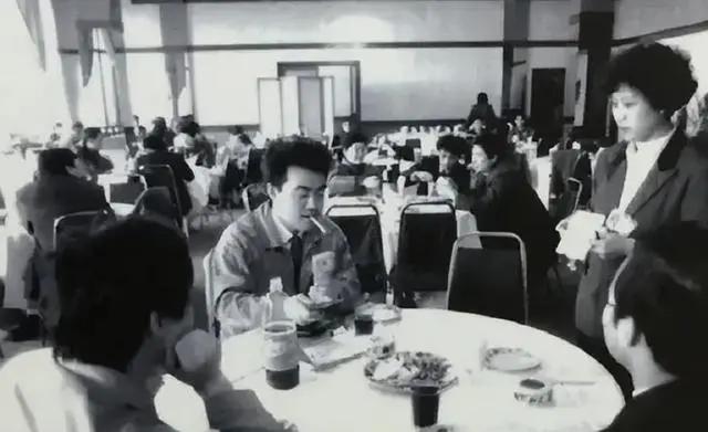 1981年，陕西军区司令孙洪道一行人在饭店里享受美味，却没想到一伙流氓居然闯入，