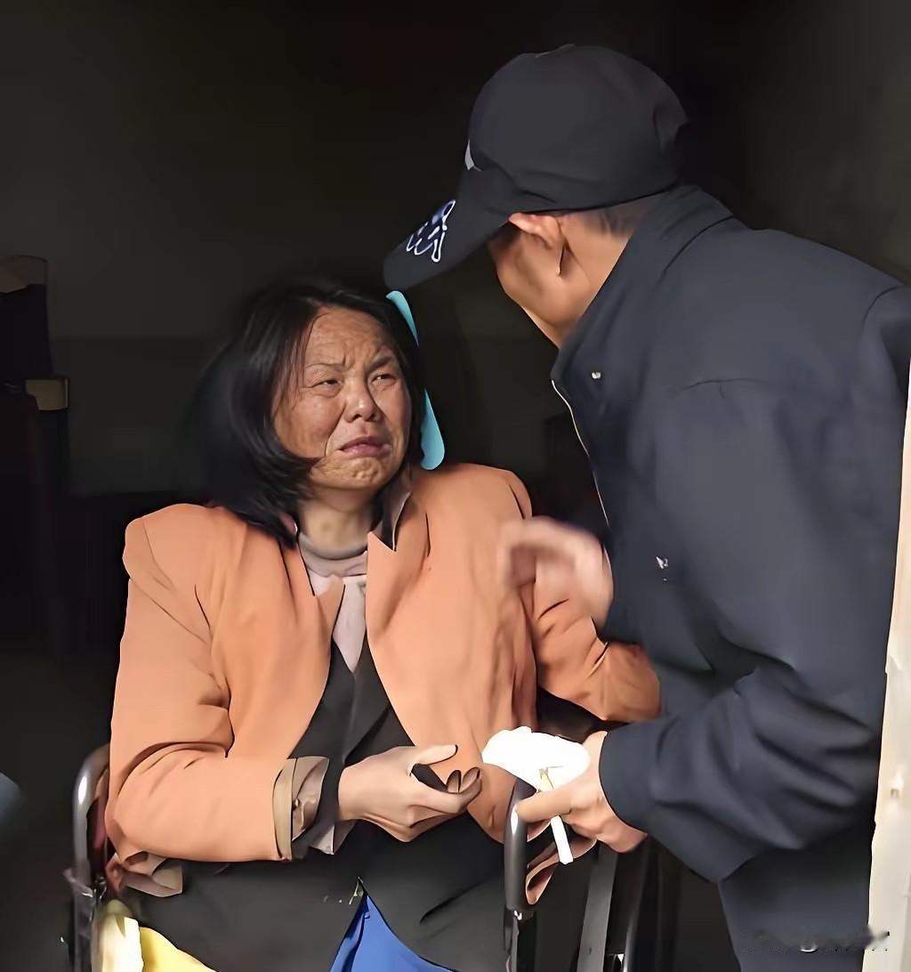 2001年，山东单县，43岁光棍孟昭良在街头捡回一位截瘫女子，不料，女子半年后突