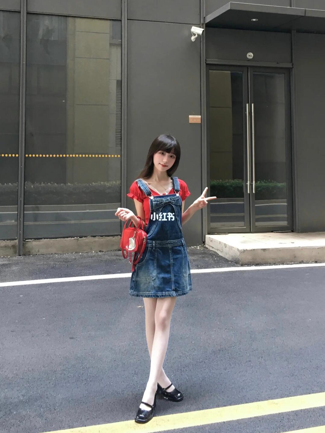 喜欢牛仔背带裙( ´▽｀)