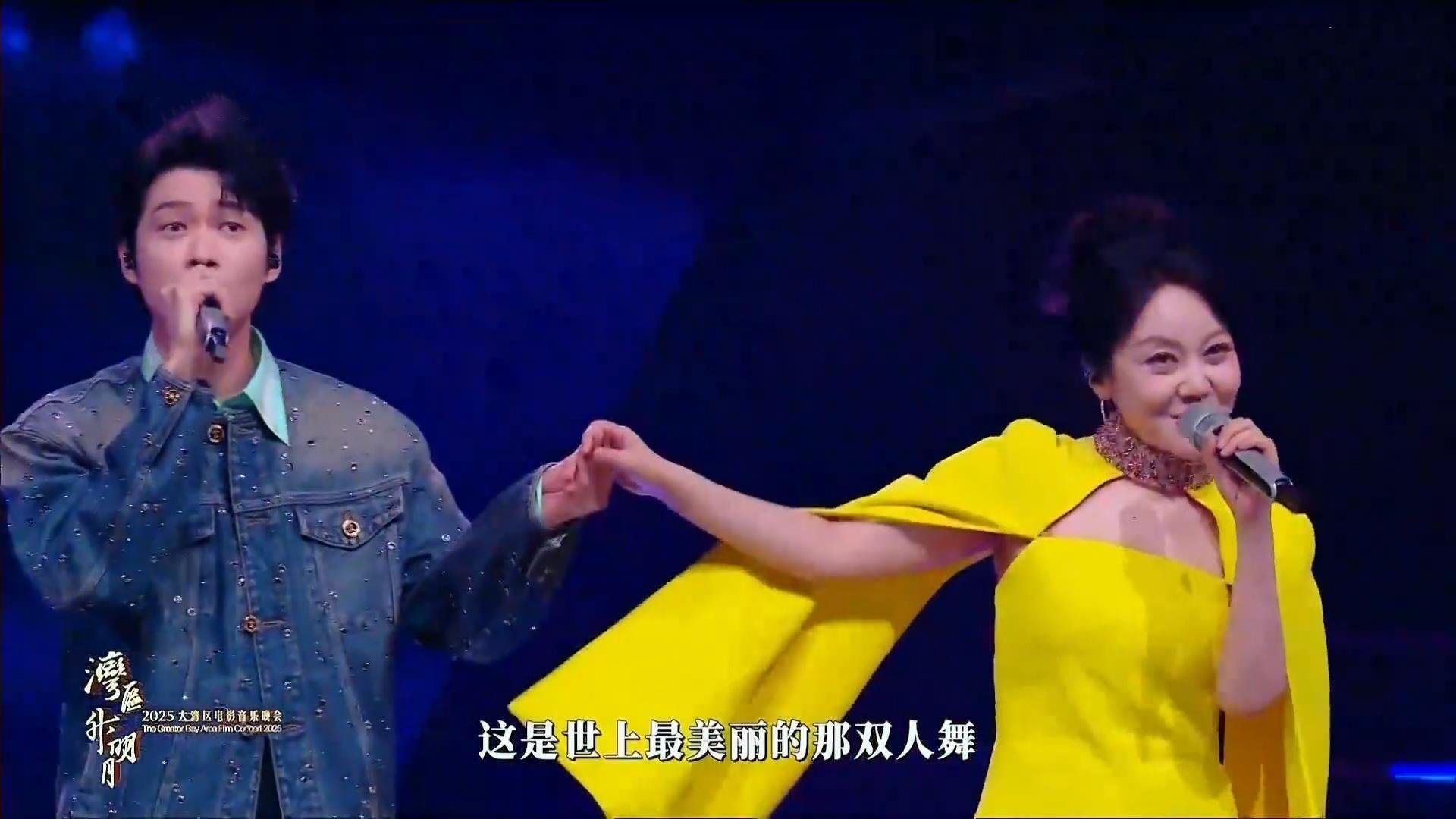 闫妮魏大勋不许再酗酒了彩排时俩人对视摇摆超默契，结果正式演出闫妮独自开朗，魏大勋