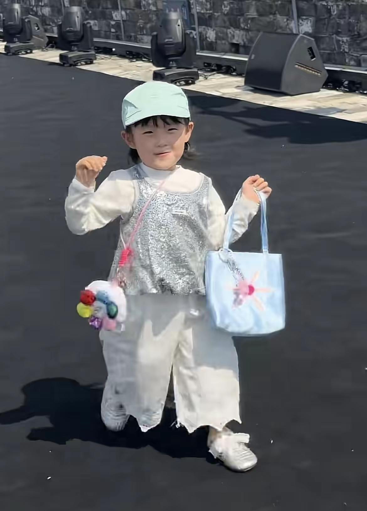 谁看了不说黄一鸣这次真的又要忍不住骄傲了！
 
不得不说孩子身上的天赋真的藏不住