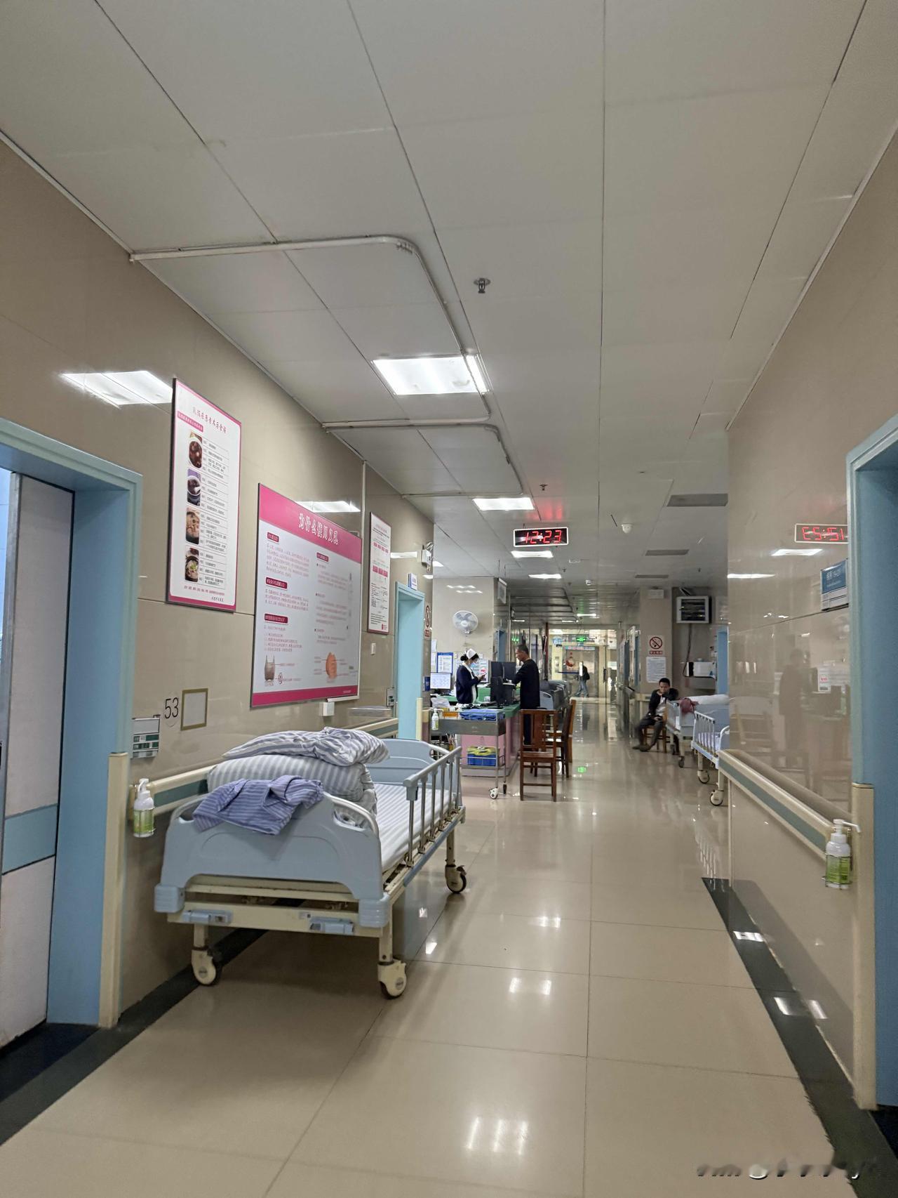 血糖25.6是多么恐怖的一个存在…
轻微的白内障加一个远视，我们都以为做个小手术