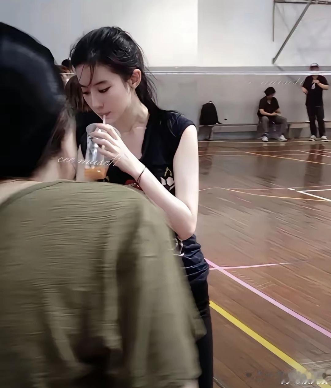 刘亦菲自带独特仙气，容貌清丽动人，绝色无双 